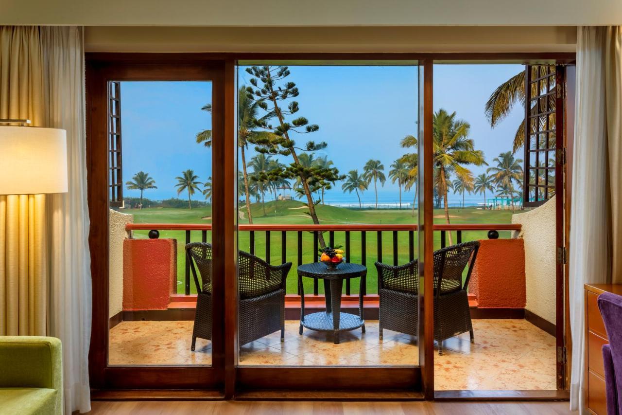 Caravela Beach Resort Varca Extérieur photo A view of the golf course from a room at the Taj Bengal