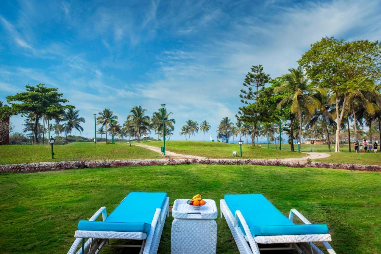 Caravela Beach Resort Varca Extérieur photo The lawns at the resort