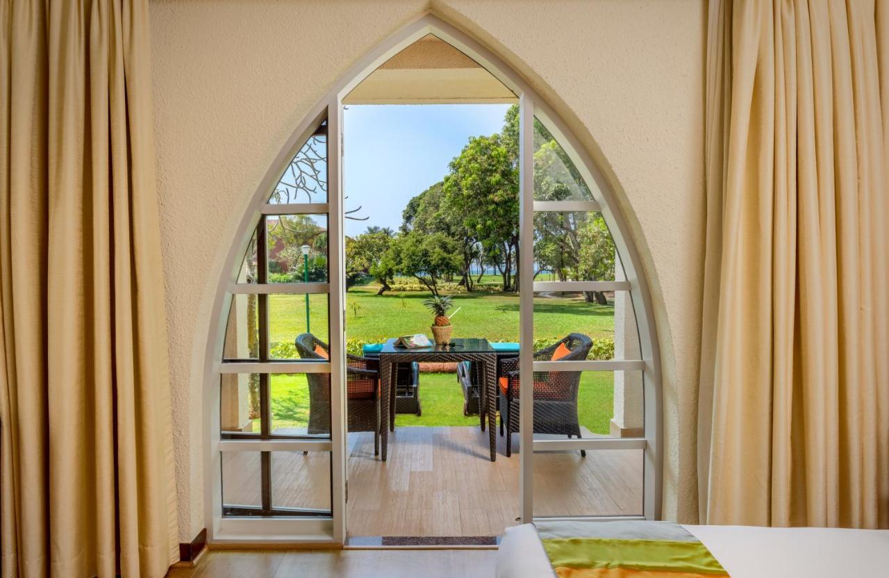 Caravela Beach Resort Varca Extérieur photo A view of the garden from a room at the hotel