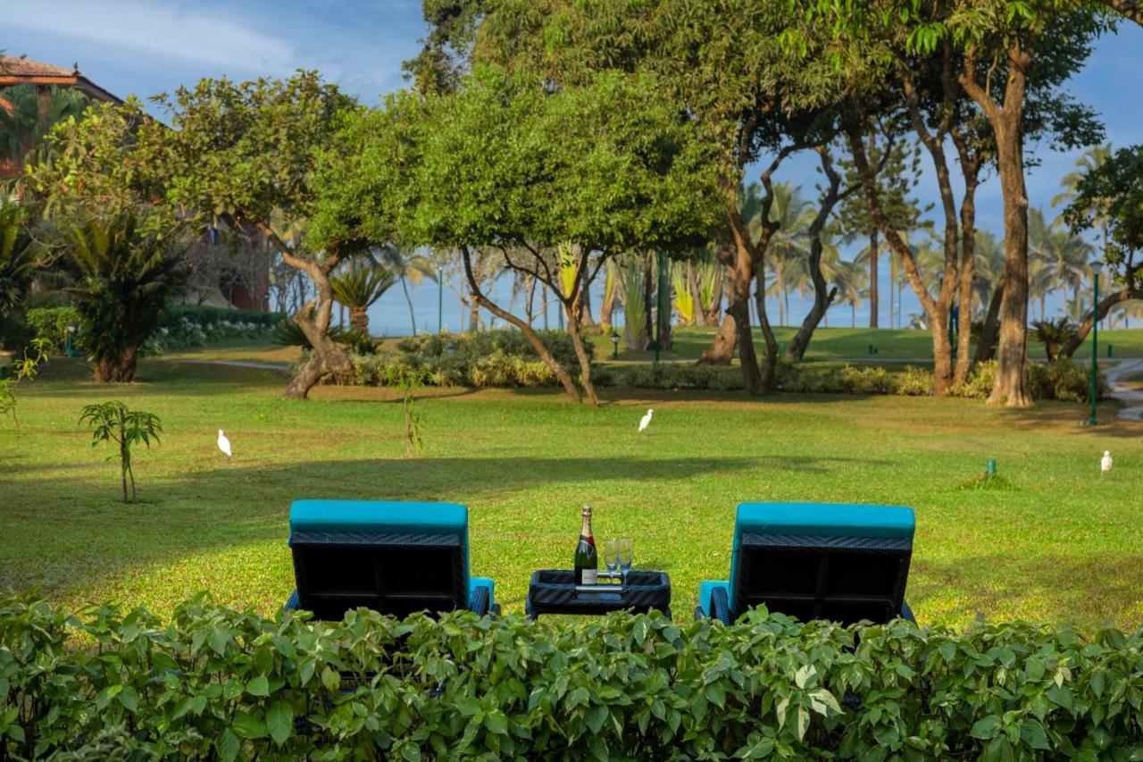 Caravela Beach Resort Varca Extérieur photo The lawns at the Taj Bengal