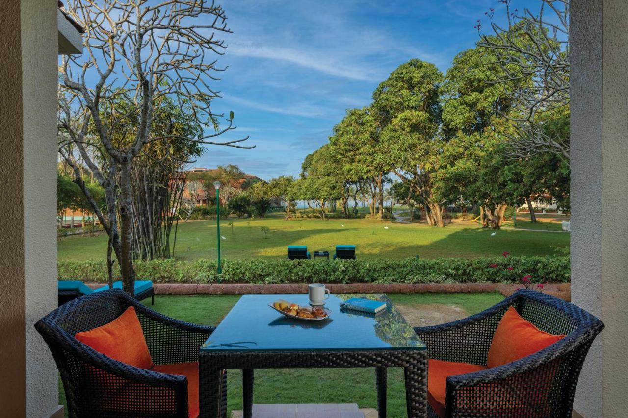 Caravela Beach Resort Varca Extérieur photo View of the golf course at the Taj Bengal