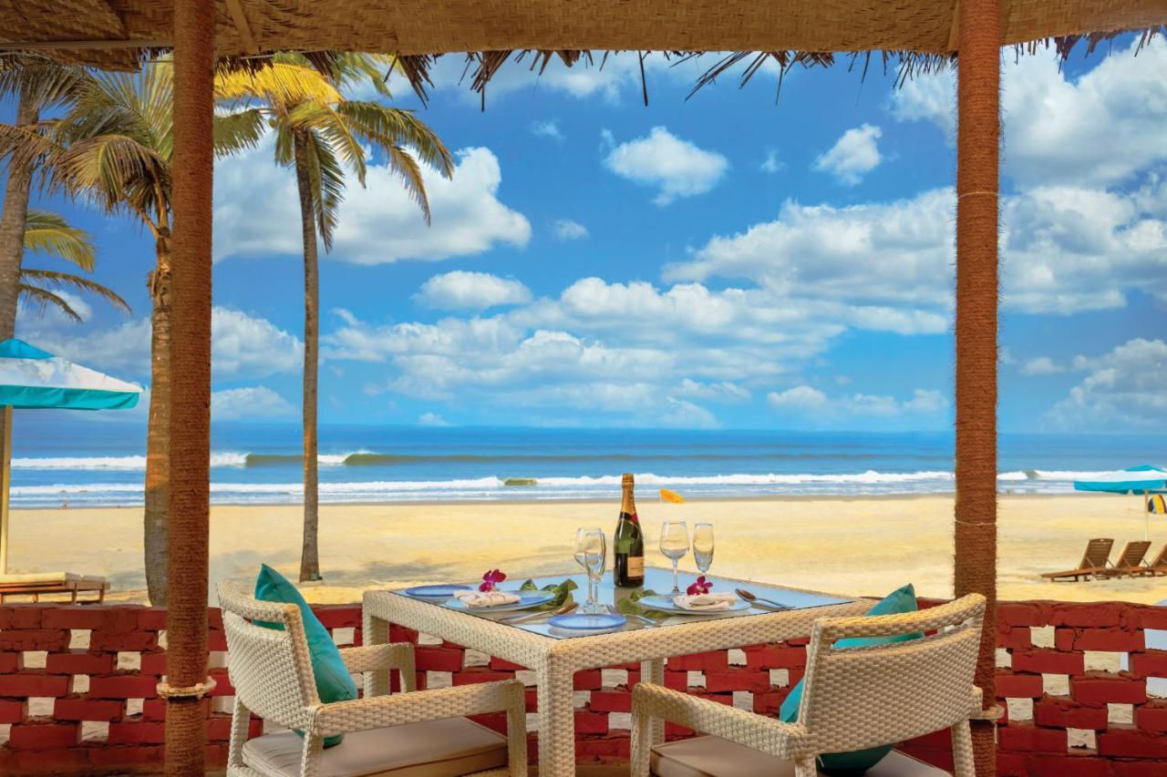 Caravela Beach Resort Varca Extérieur photo Beachfront dining at the Taj Bengal