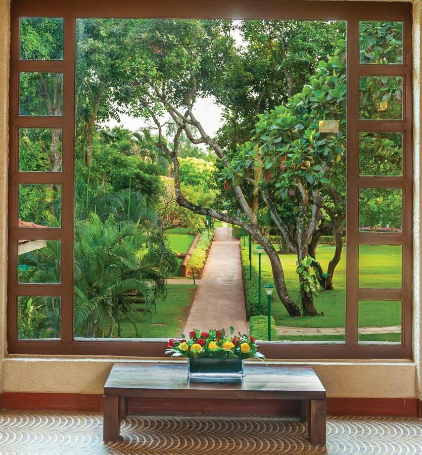 Caravela Beach Resort Varca Extérieur photo A window view of the garden
