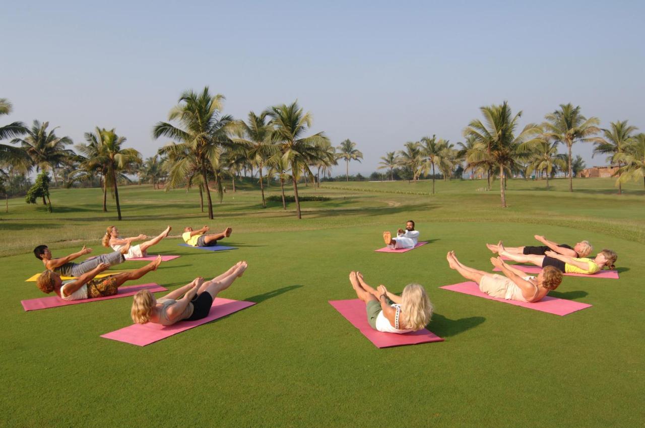 Caravela Beach Resort Varca Extérieur photo A yoga class at the Taj Bengal