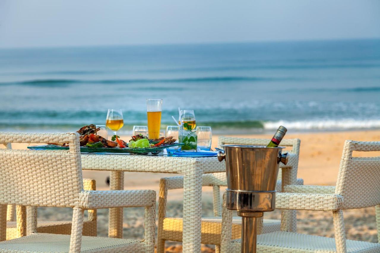 Caravela Beach Resort Varca Extérieur photo A beachside dining experience at the Taj Bengal